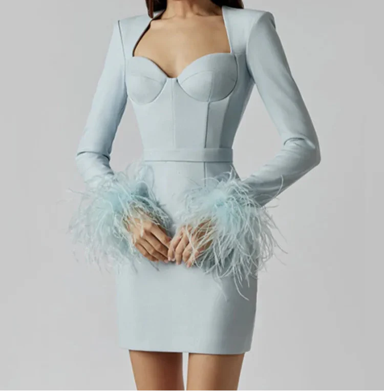 Vestido de Manga Longa com Plumas – Elegância e Sensualidade