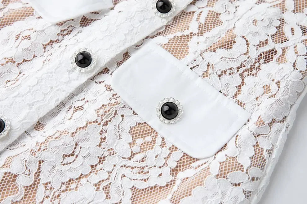 Vestido de Renda com Botões – Silhueta Fina e Detalhes Artísticos