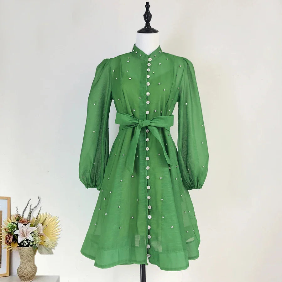 Vestido Lehor – Bordado com Strass, Mangas Lanternas Longas e Botões de Strass