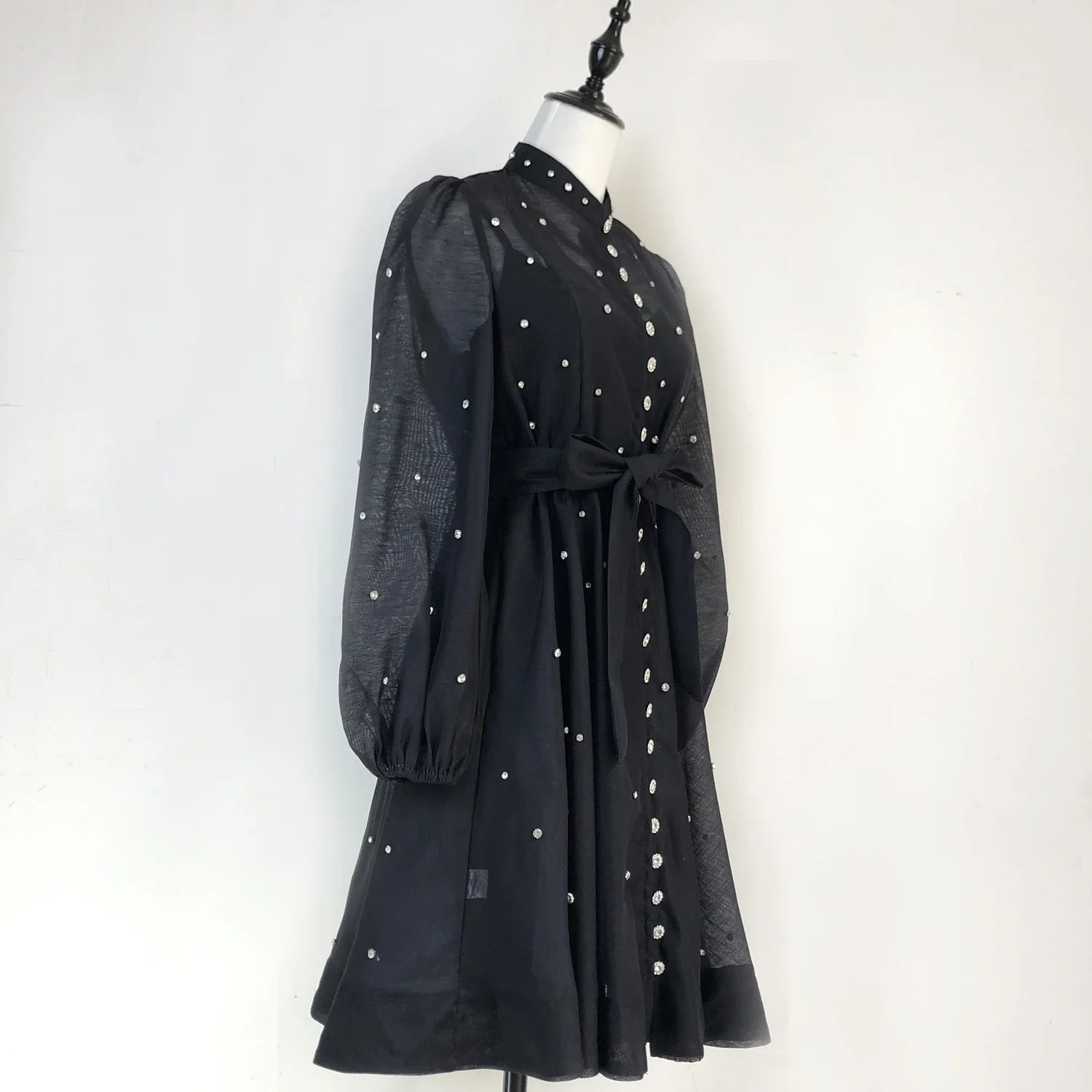 Vestido Lehor – Bordado com Strass, Mangas Lanternas Longas e Botões de Strass