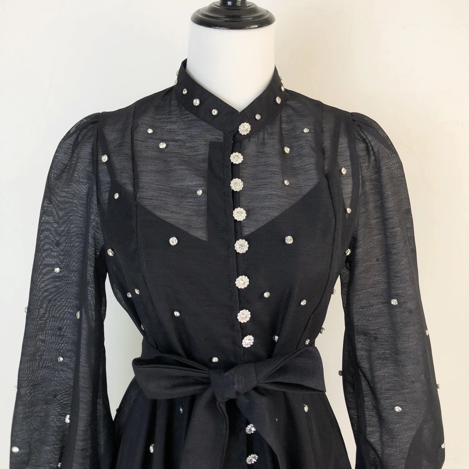 Vestido Lehor – Bordado com Strass, Mangas Lanternas Longas e Botões de Strass
