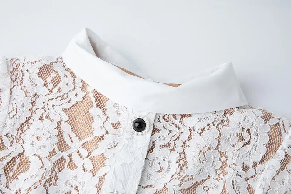Vestido de Renda com Botões – Silhueta Fina e Detalhes Artísticos
