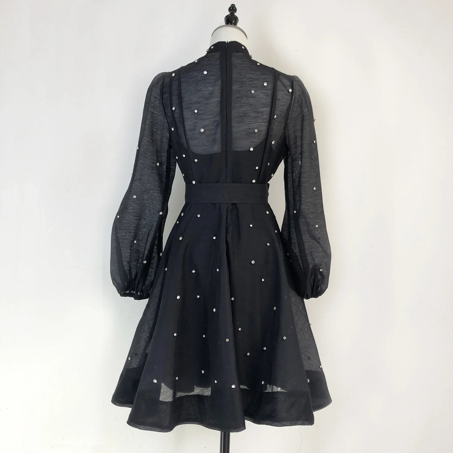 Vestido Lehor – Bordado com Strass, Mangas Lanternas Longas e Botões de Strass
