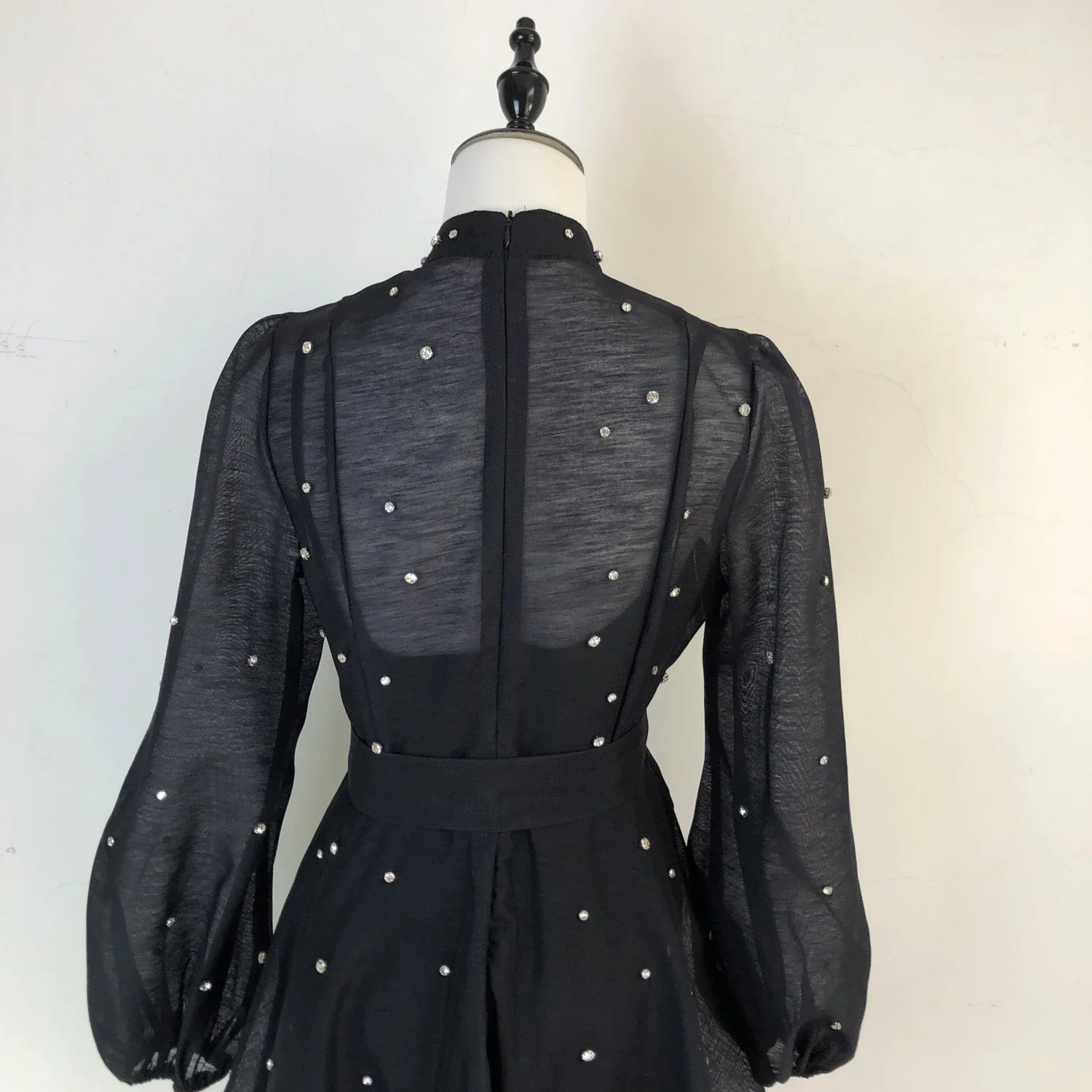 Vestido Lehor – Bordado com Strass, Mangas Lanternas Longas e Botões de Strass