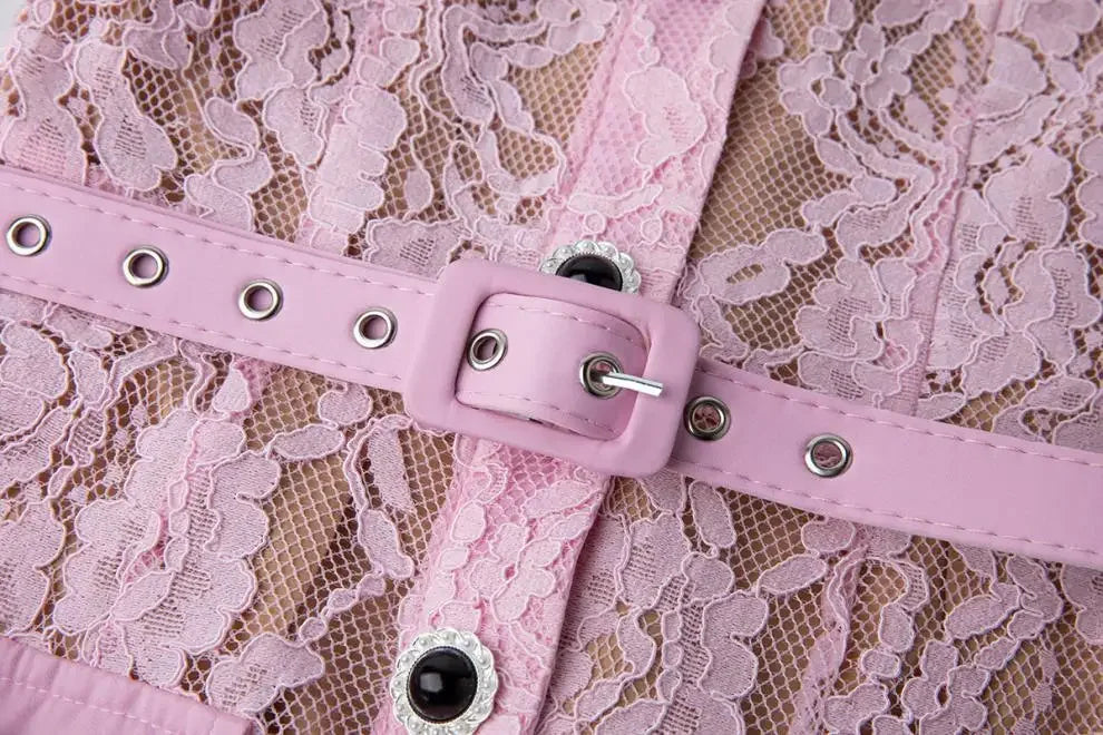 Vestido de Renda com Botões – Silhueta Fina e Detalhes Artísticos