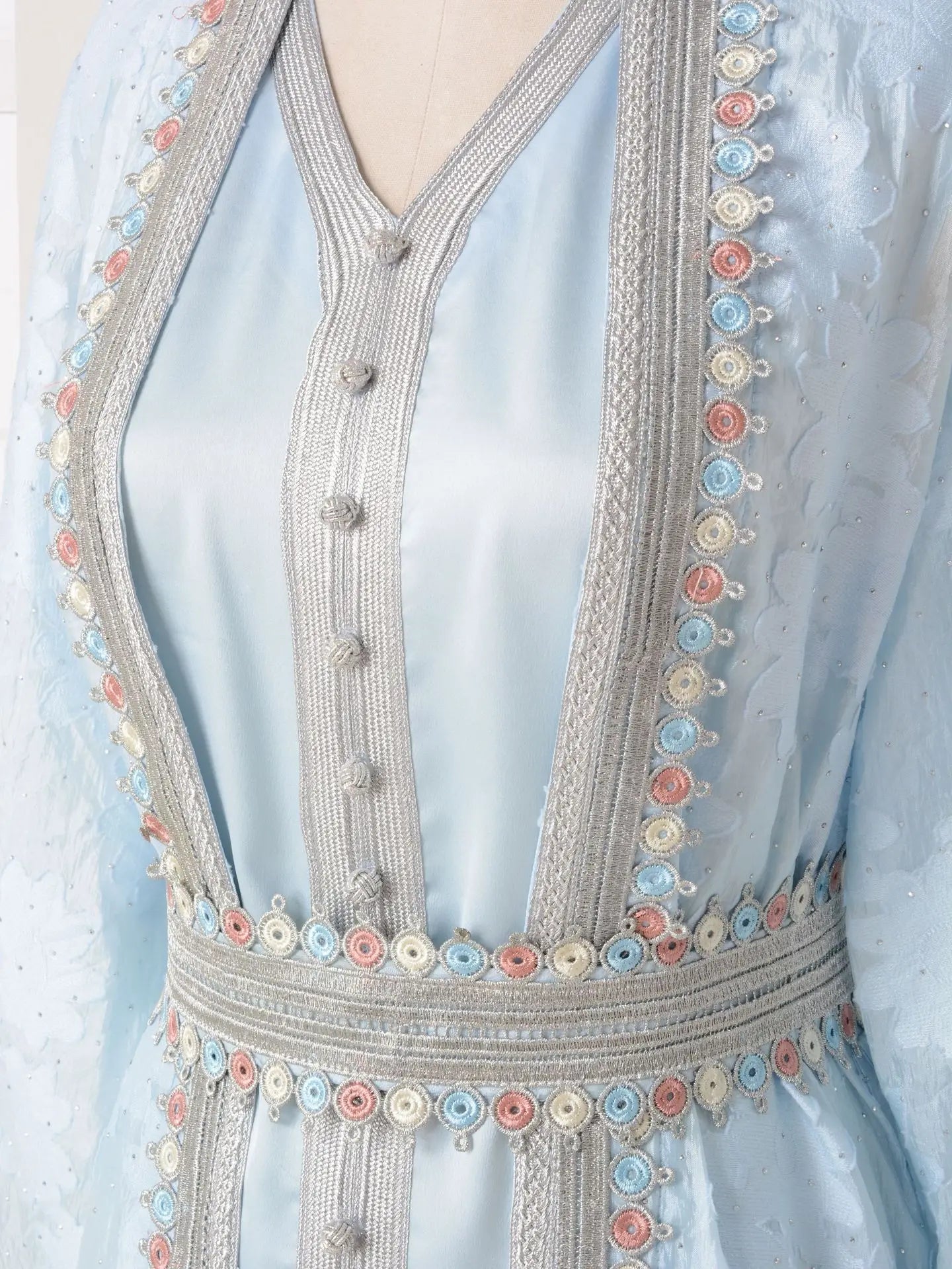 Conjunto – Vestido com Camada Externa de Elegância Sutil