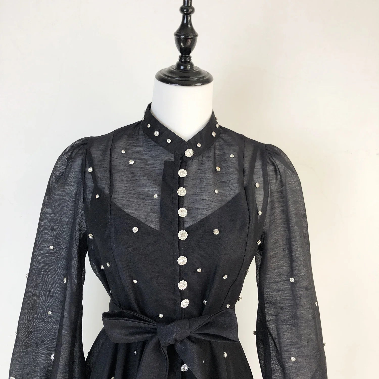 Vestido Lehor – Bordado com Strass, Mangas Lanternas Longas e Botões de Strass