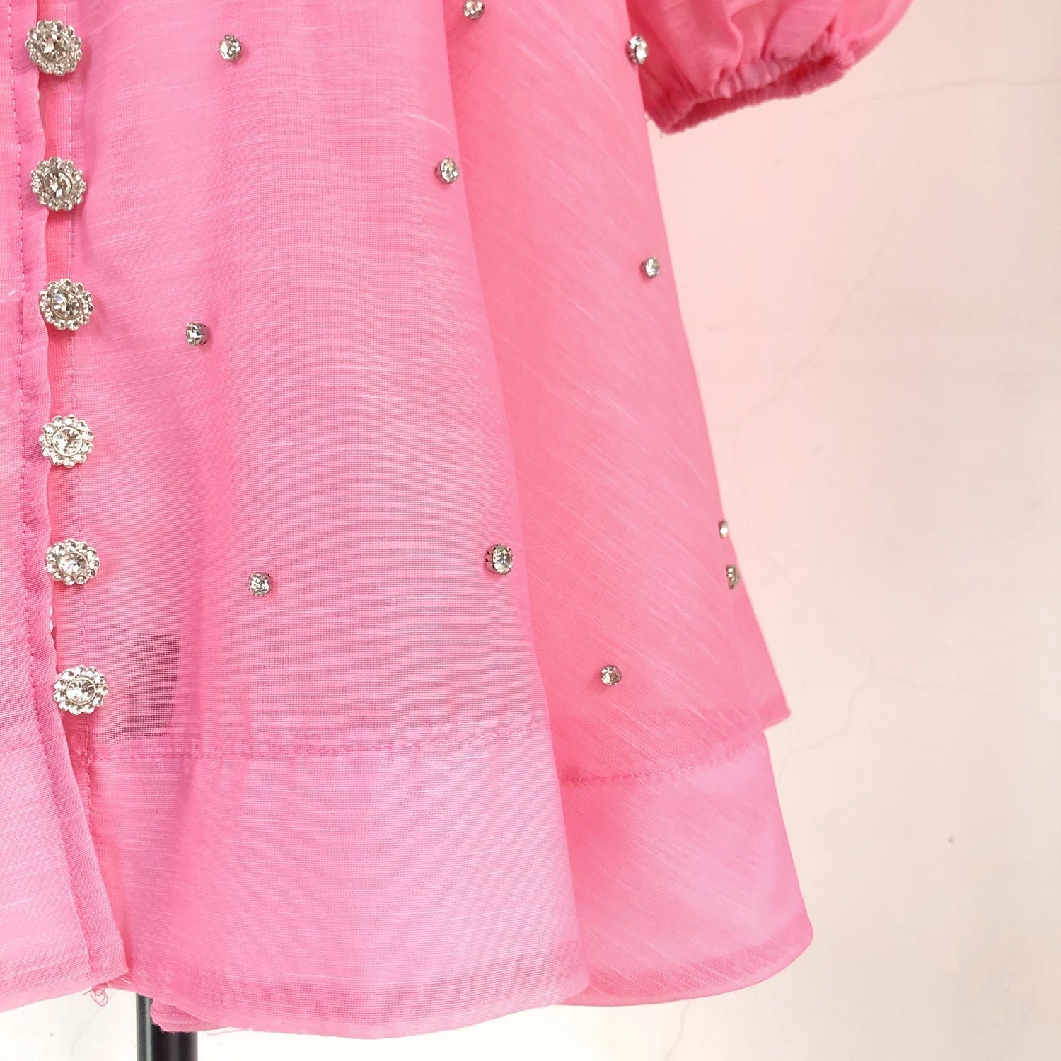 Vestido Lehor – Bordado com Strass, Mangas Lanternas Longas e Botões de Strass