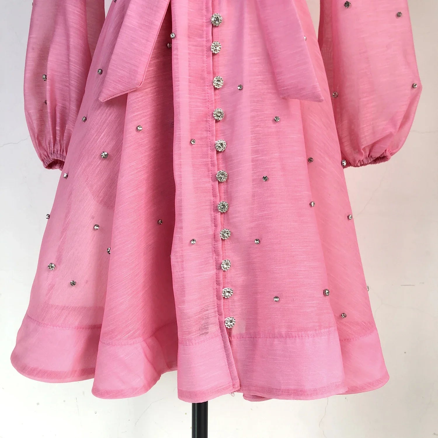Vestido Lehor – Bordado com Strass, Mangas Lanternas Longas e Botões de Strass