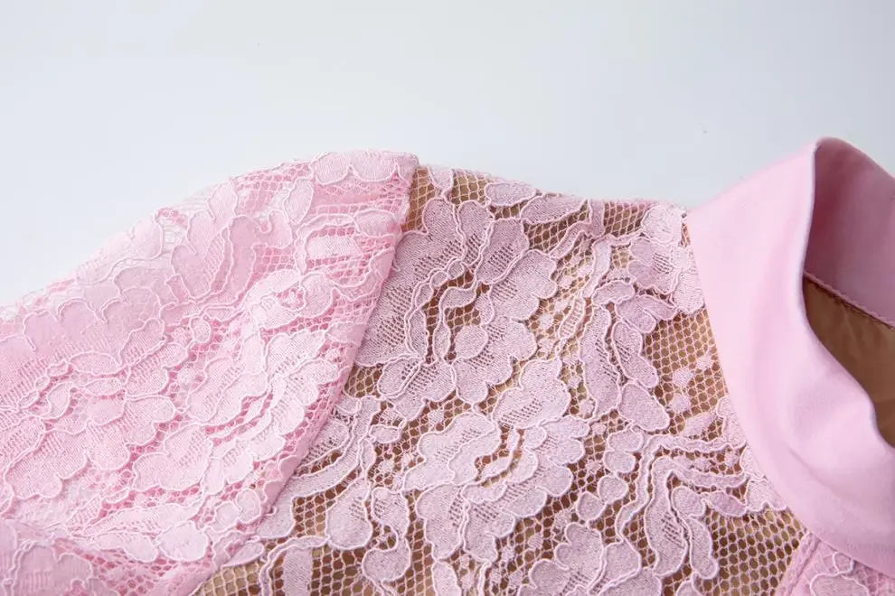 Vestido de Renda com Botões – Silhueta Fina e Detalhes Artísticos