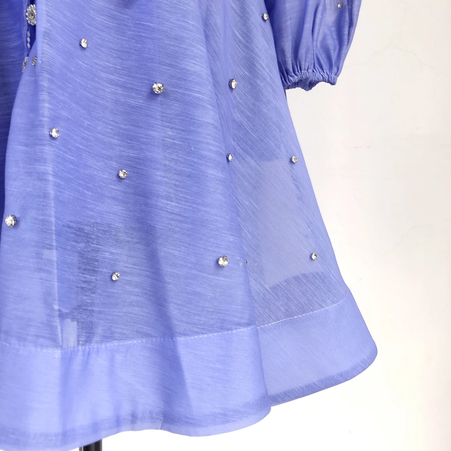 Vestido Lehor – Bordado com Strass, Mangas Lanternas Longas e Botões de Strass
