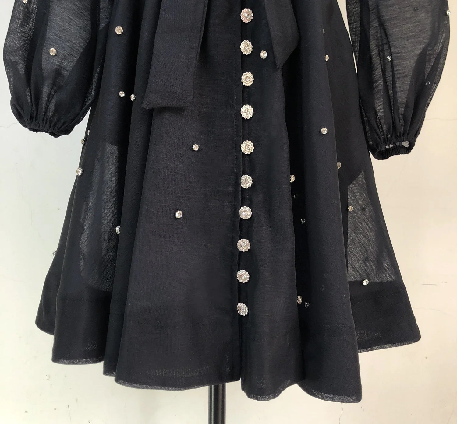 Vestido Lehor – Bordado com Strass, Mangas Lanternas Longas e Botões de Strass