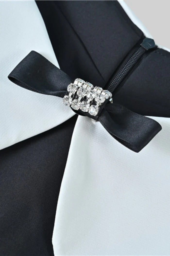Vestido Minimalista com Detalhe de Laço - P&B