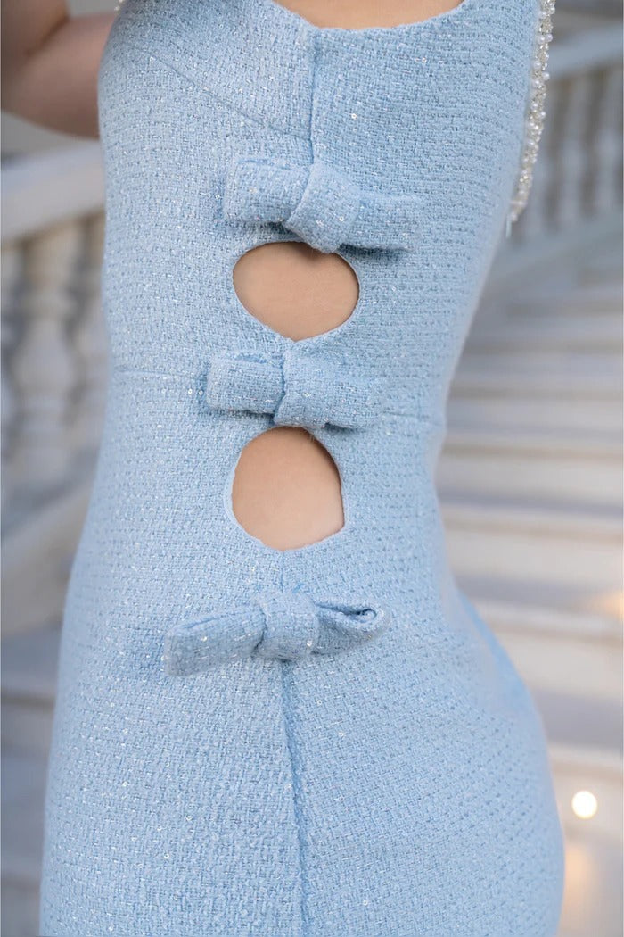 Vestido Curto em Azul com Joias e Detalhes Vazados - Luxo e Estilo