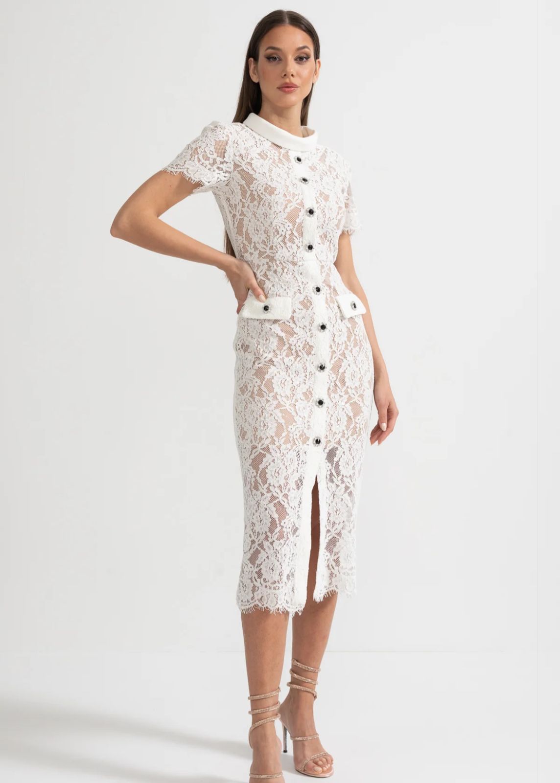 Vestido de Renda com Botões – Silhueta Fina e Detalhes Artísticos