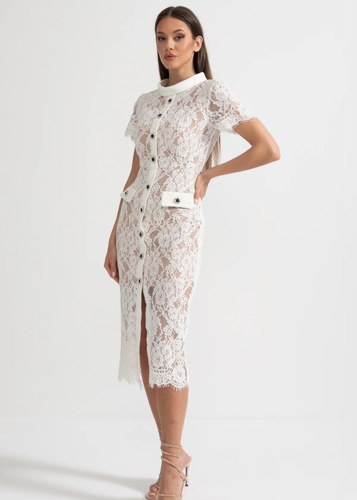 Vestido de Renda com Botões – Silhueta Fina e Detalhes Artísticos