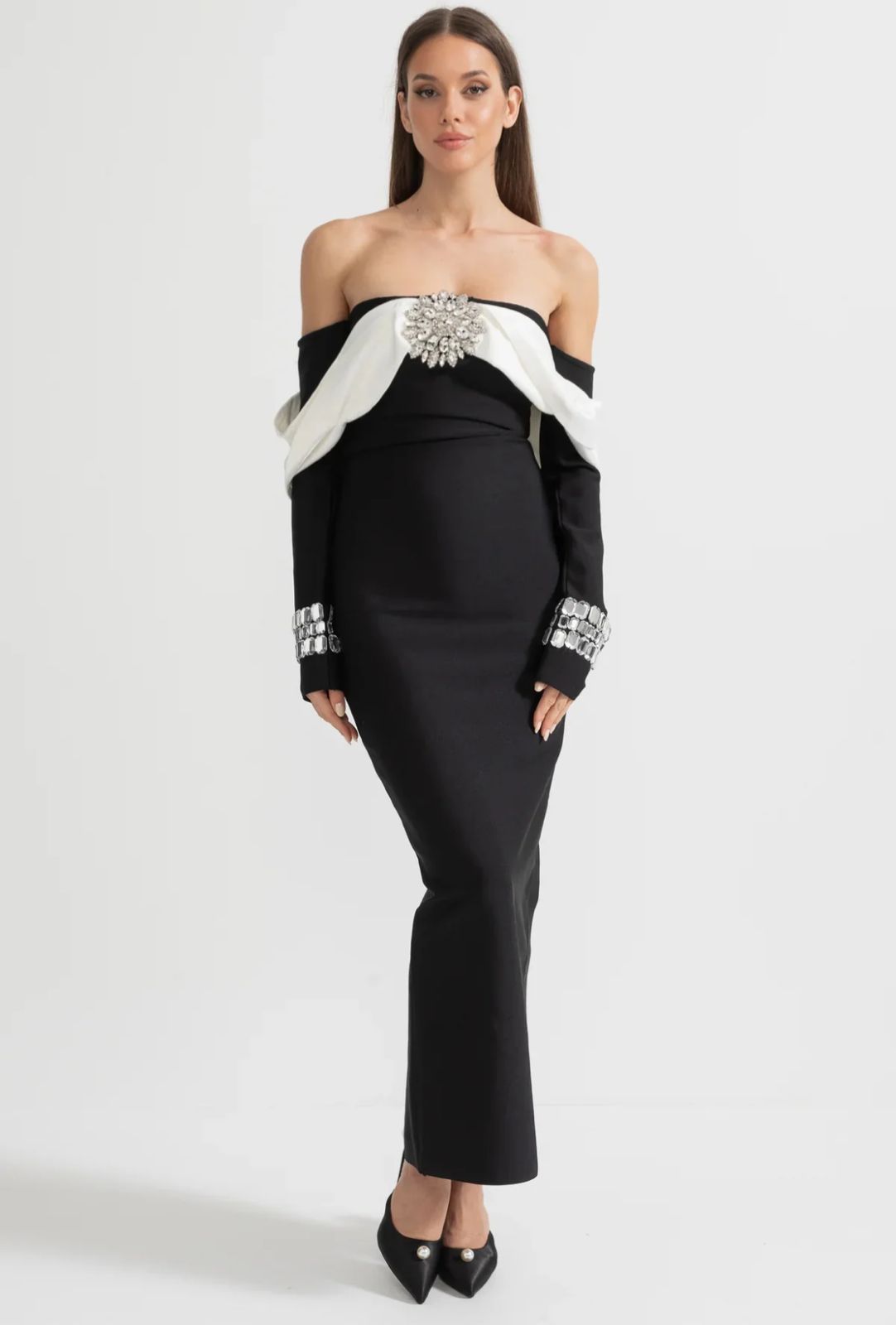 Vestido com Bordado à Mão em Pedrarias – Modelo Ombro a Ombro com Silhueta Ajustada e Elegância Artesanal
