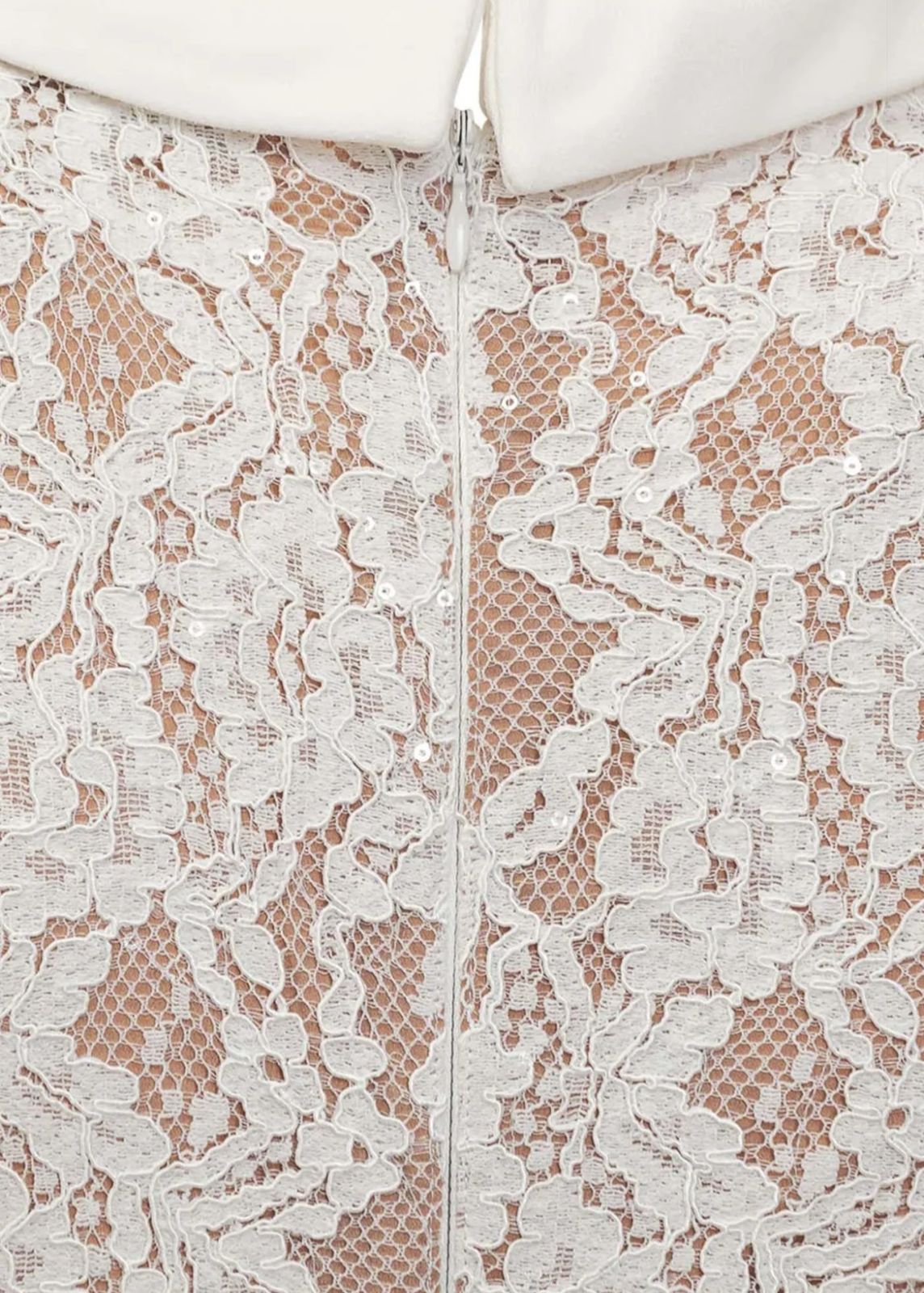 Vestido de Renda com Botões – Silhueta Fina e Detalhes Artísticos