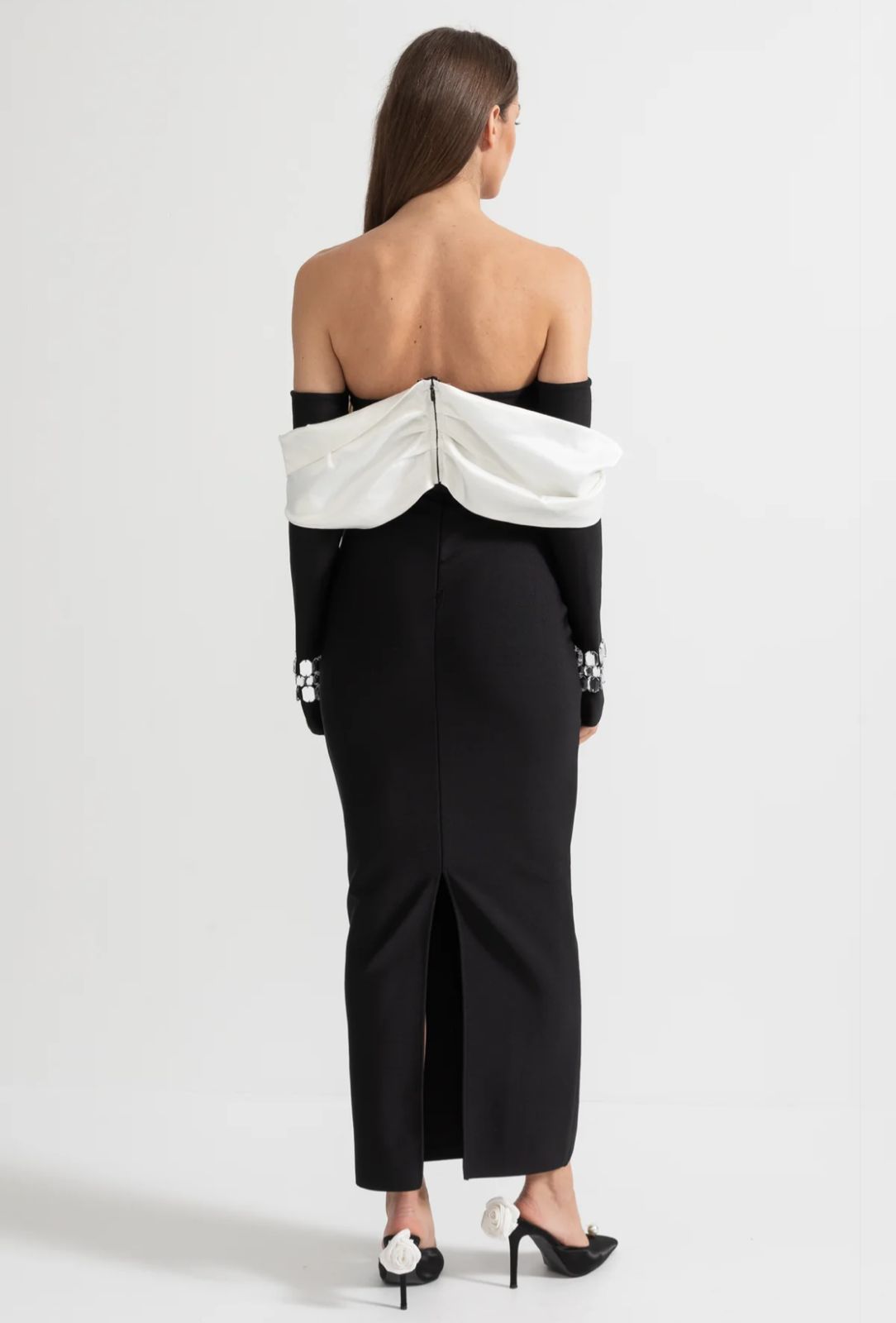 Vestido com Bordado à Mão em Pedrarias – Modelo Ombro a Ombro com Silhueta Ajustada e Elegância Artesanal