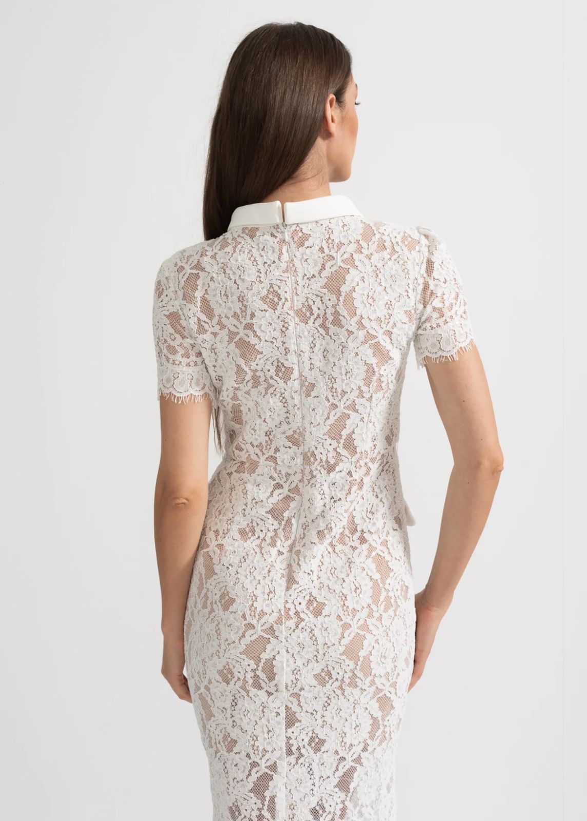Vestido de Renda com Botões – Silhueta Fina e Detalhes Artísticos