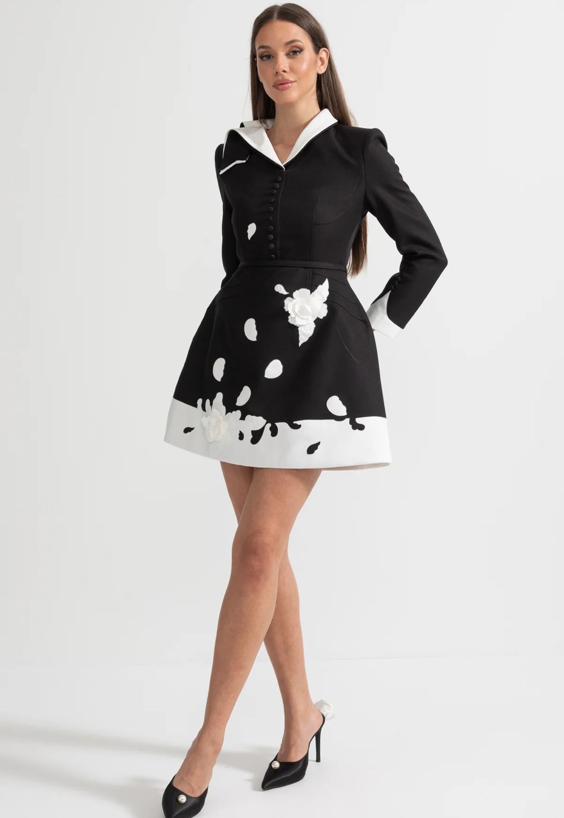 Vestido com Flores 3D e Gola Contrastante – Elegância em Alta-Costura com Cintura Marcada
