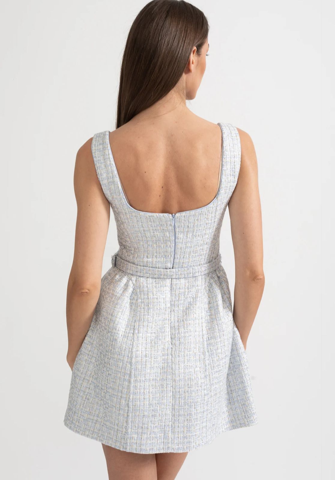 Vestido de Alça em Tweed com Cinto – Elegância e Toque Romântico