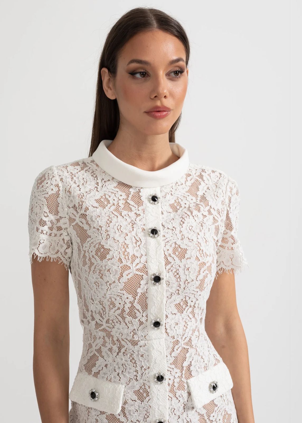 Vestido de Renda com Botões – Silhueta Fina e Detalhes Artísticos