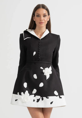 Vestido com Flores 3D e Gola Contrastante – Elegância em Alta-Costura com Cintura Marcada