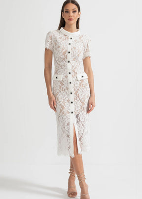 Vestido de Renda com Botões – Silhueta Fina e Detalhes Artísticos