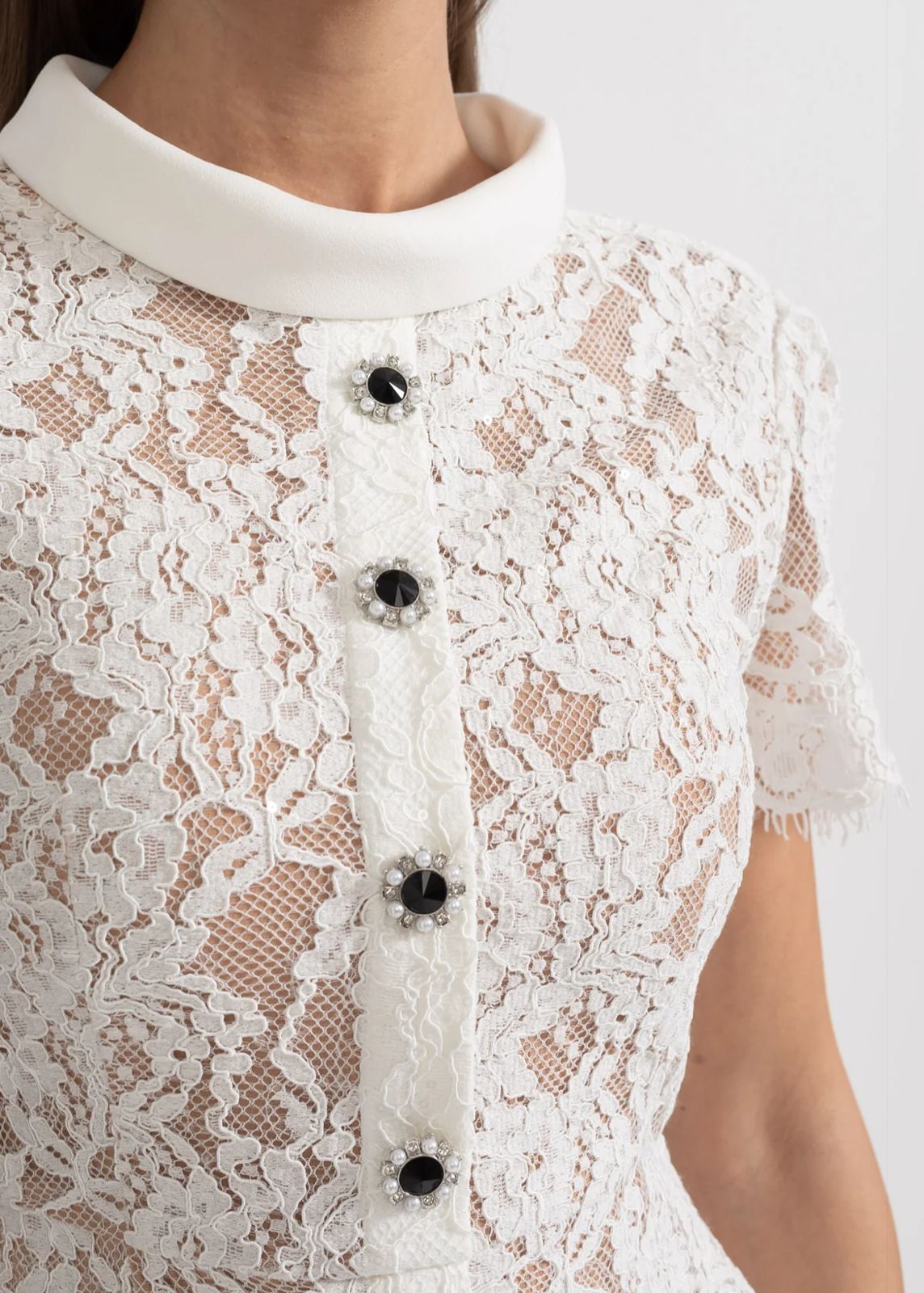 Vestido de Renda com Botões – Silhueta Fina e Detalhes Artísticos