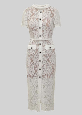 Vestido de Renda com Botões – Silhueta Fina e Detalhes Artísticos