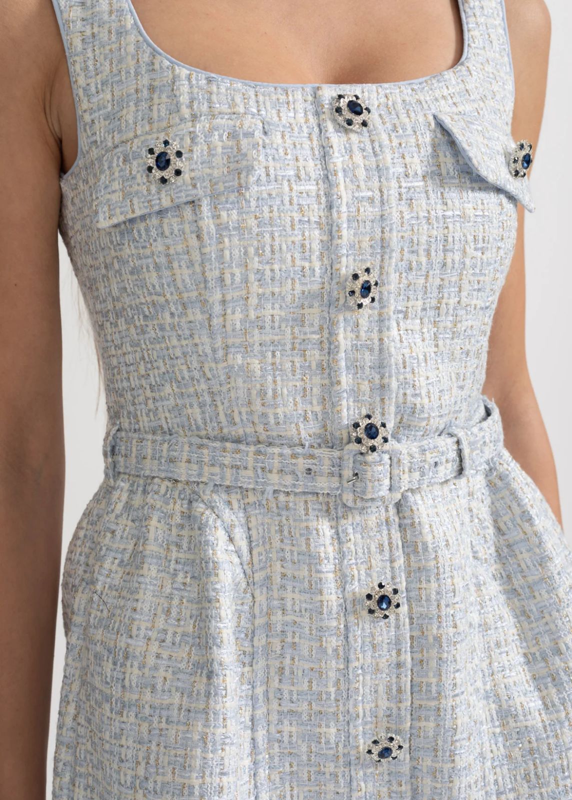Vestido de Alça em Tweed com Cinto – Elegância e Toque Romântico