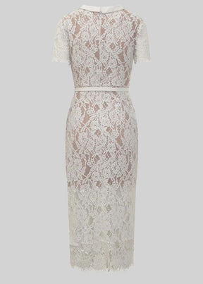 Vestido de Renda com Botões – Silhueta Fina e Detalhes Artísticos