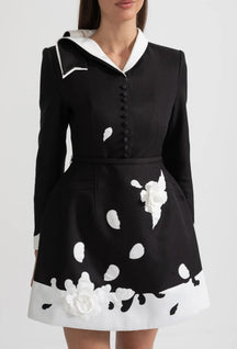 Vestido com Flores 3D e Gola Contrastante – Elegância em Alta-Costura com Cintura Marcada
