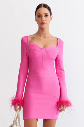 Vestido de Manga Longa com Plumas – Elegância e Sensualidade