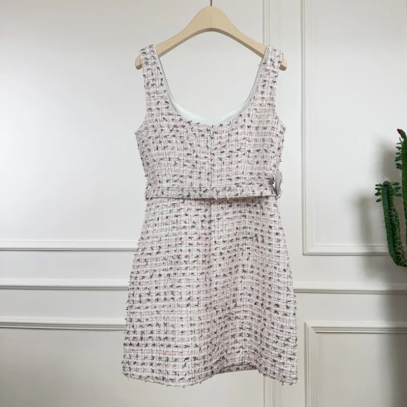 Vestido de Alça em Tweed com Cinto – Elegância e Toque Romântico