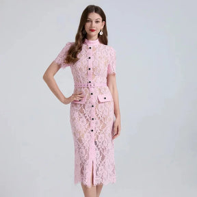 Vestido de Renda com Botões – Silhueta Fina e Detalhes Artísticos