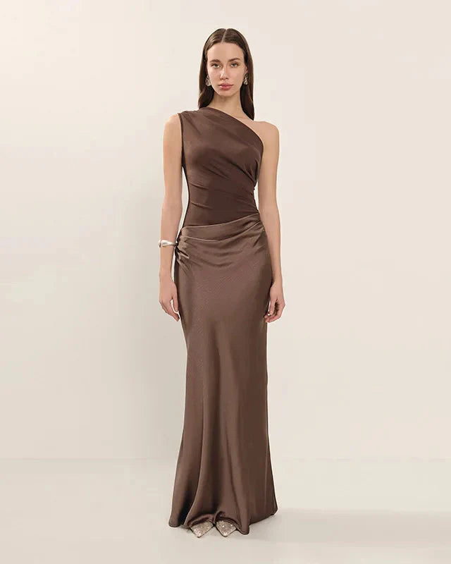 Vestido Longo de Cetim – Ombro Único e Cintura Marcada