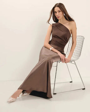 Vestido Longo de Cetim – Ombro Único e Cintura Marcada