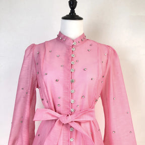 Vestido Lehor – Bordado com Strass, Mangas Lanternas Longas e Botões de Strass