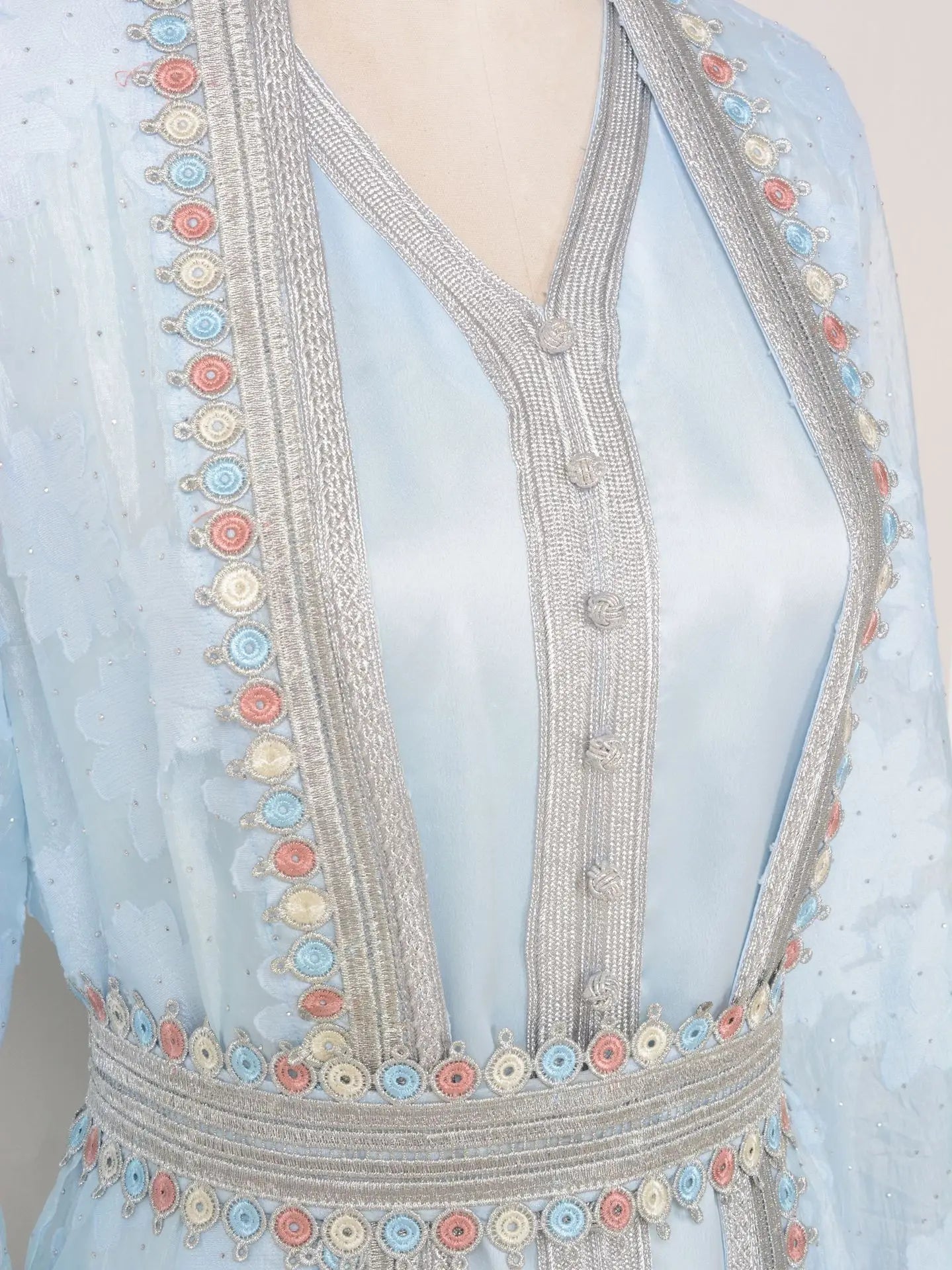Conjunto – Vestido com Camada Externa de Elegância Sutil