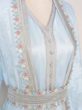 Conjunto – Vestido com Camada Externa de Elegância Sutil