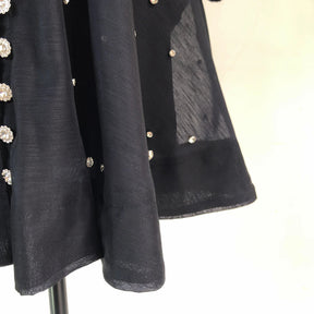 Vestido Lehor – Bordado com Strass, Mangas Lanternas Longas e Botões de Strass