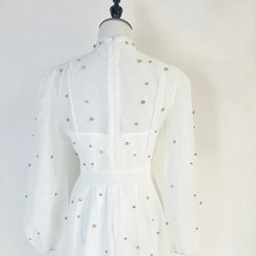 Vestido Lehor – Bordado com Strass, Mangas Lanternas Longas e Botões de Strass