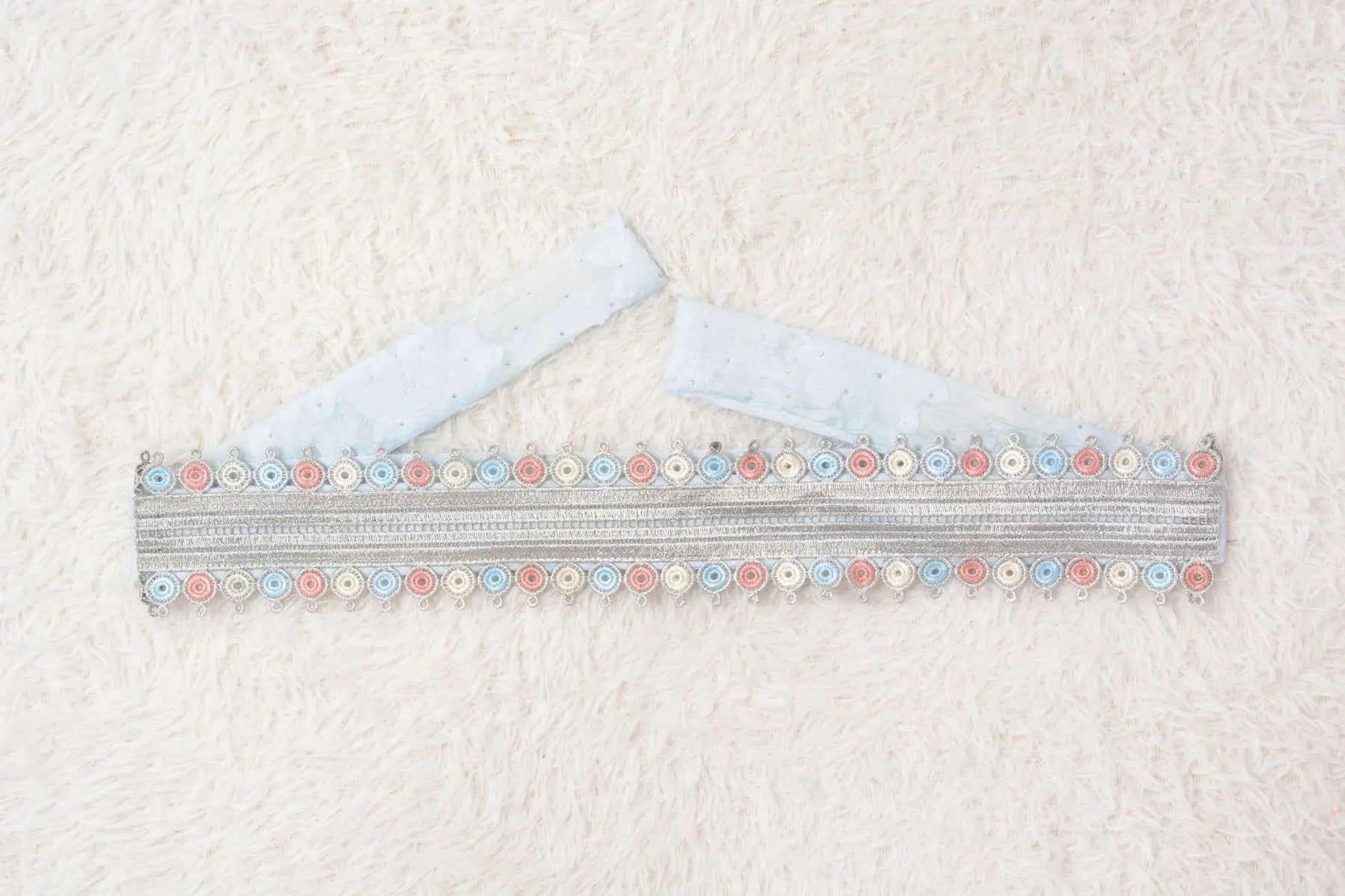 Conjunto – Vestido com Camada Externa de Elegância Sutil