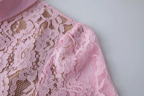 Vestido de Renda com Botões – Silhueta Fina e Detalhes Artísticos