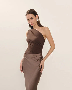 Vestido Longo de Cetim – Ombro Único e Cintura Marcada
