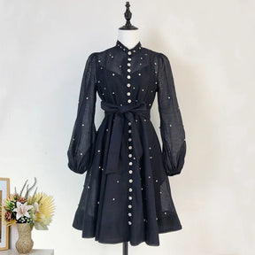 Vestido Lehor – Bordado com Strass, Mangas Lanternas Longas e Botões de Strass