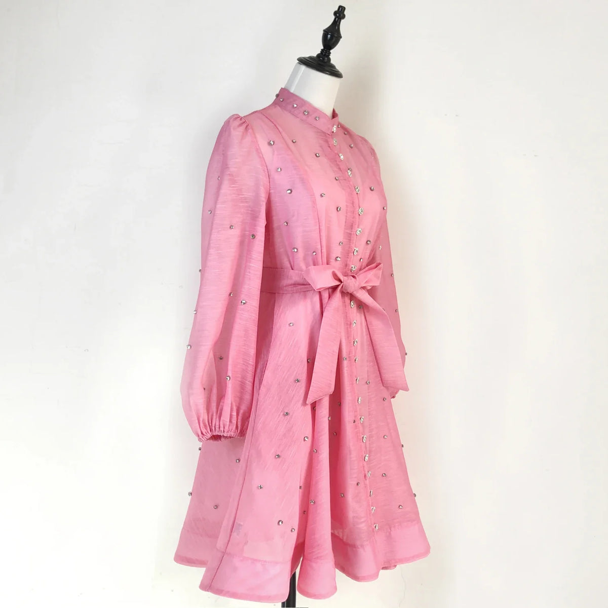 Vestido Lehor – Bordado com Strass, Mangas Lanternas Longas e Botões de Strass