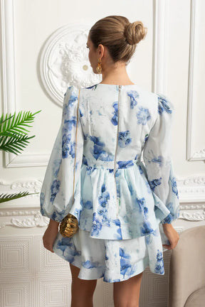 Vestido Curto Estampado – Decote V, Manga Bufante Lanterna e Saia em Camadas Estilo Cake, Cintura Império